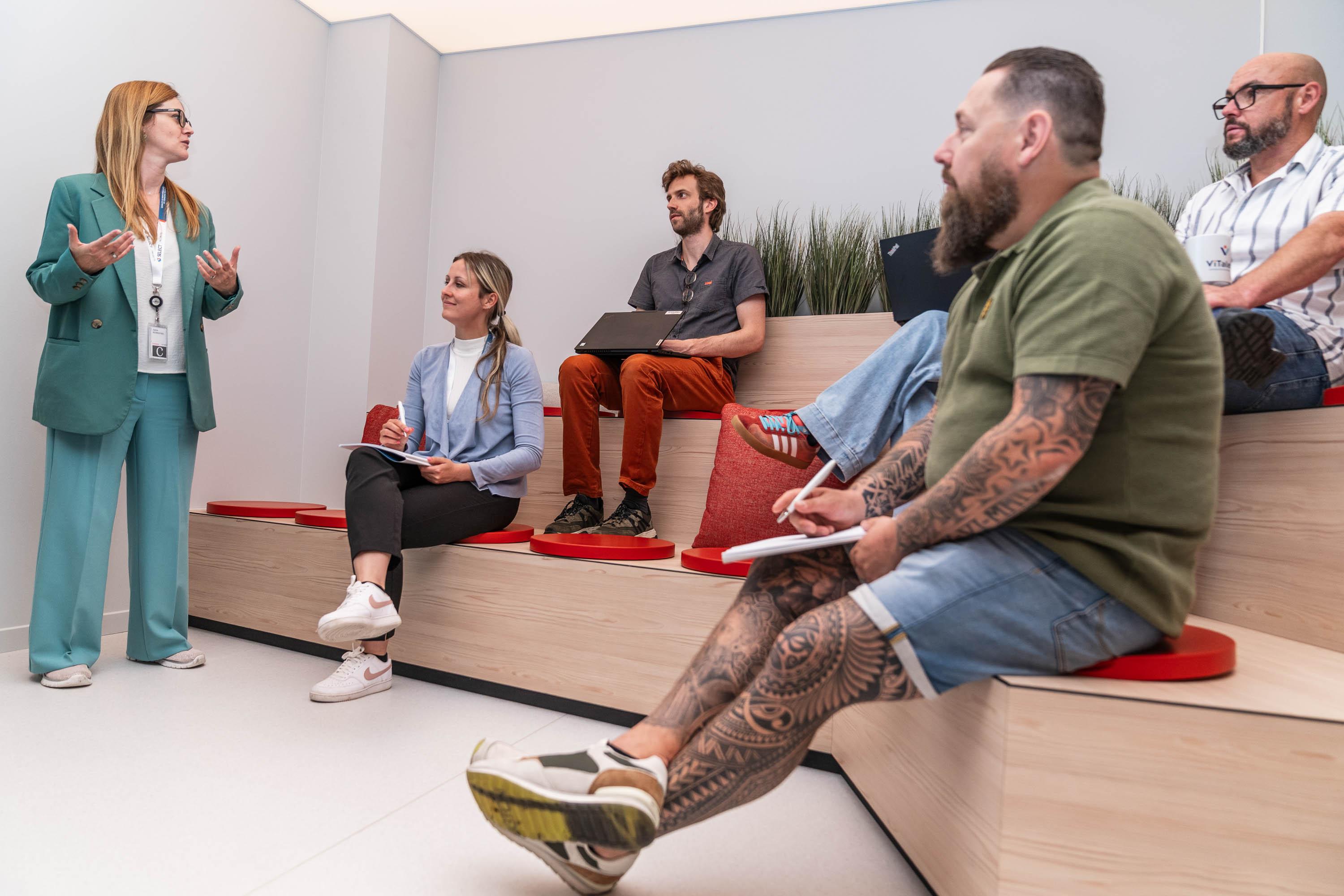 We stippelen samen met jou een opleidingstraject uit en zitten minstens twee keer per jaar met het hele team samen om onze kennis te delen.