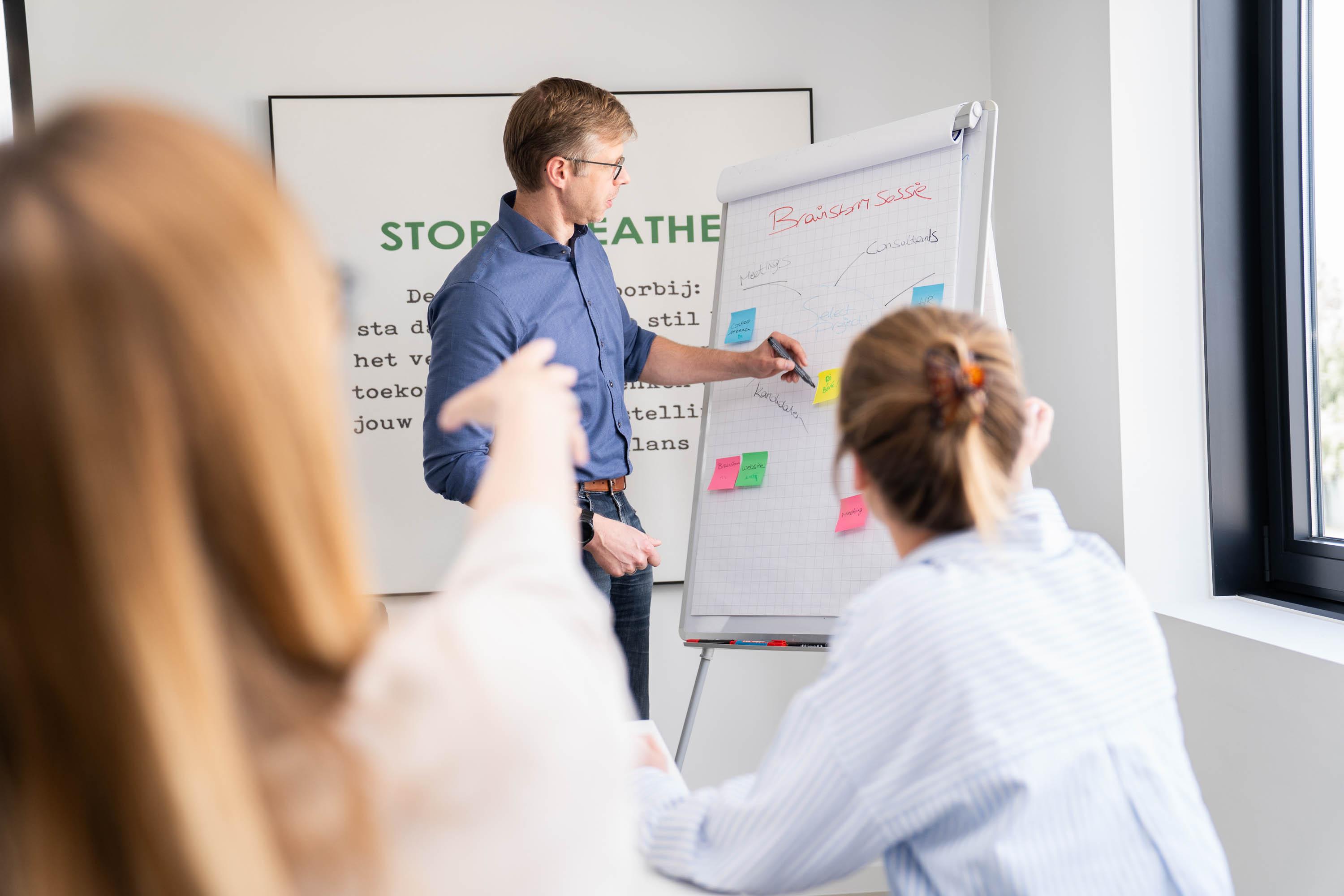 Met dit model maken we ontwikkeling inzichtelijk én toegankelijk voor iedereen, met het oog op een duurzaam partnership. Of je nu wil verdiepen als expert, coördinator wil worden of verder wil groeien binnen je operationele rol: dit model verduidelijkt jouw mogelijke groeirichting en toont hoe jouw taken en verantwoordelijkheden zich blijven ontwikkelen binnen onze organisatie.